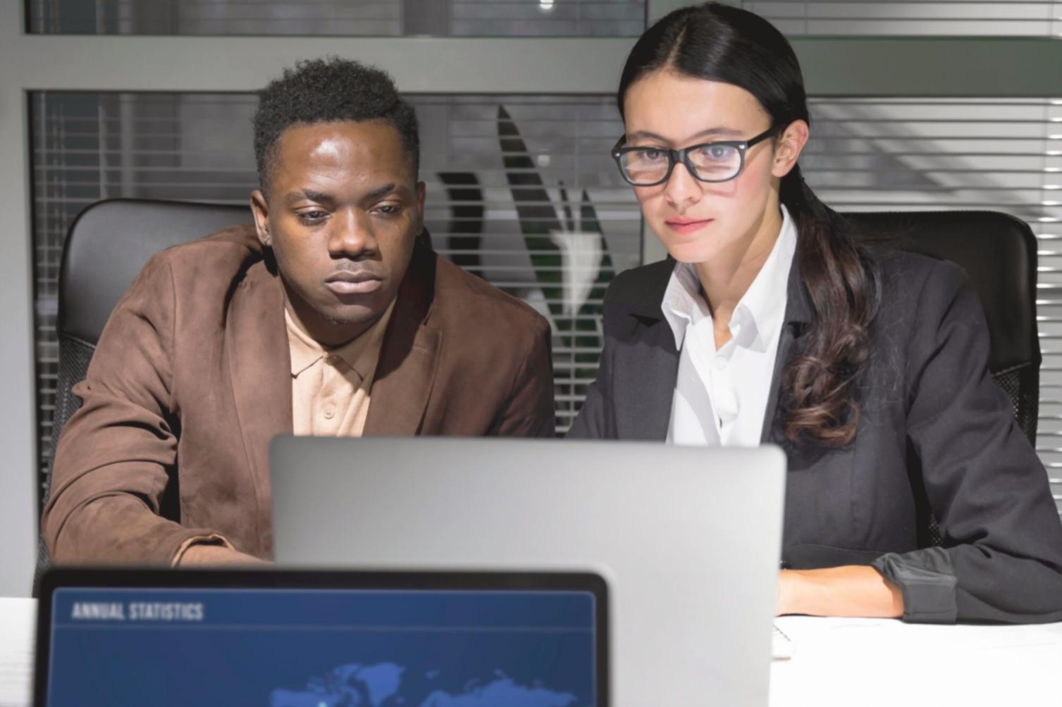 Budgetplanung am Arbeitsplatz mit Dokumenten und Laptop