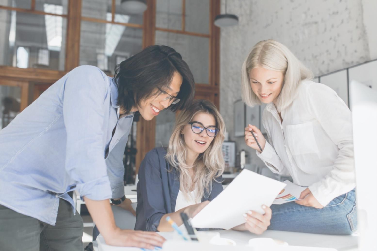 Studierende bei der Budgetplanung mit Laptop und Notizen